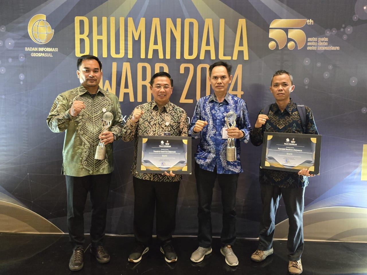 Pemerintah Kota Banjarmasin meraih Penghargaan Bhumandala Award 2024 dari BIG (Badan Informasi Geospasial) untuk 2 Kategori yakni, Kinerja Simpul Jaringan dan Penamaan Rupabumi. Foto: Pemko Banjarmasin