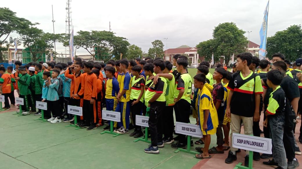 Penjabat (Pj) Bupati Tapin, M. Syarifuddin, yang diwakili oleh Ketua Asosiasi PSSI Kabupaten Tapin, Drs. Rahmadi, secara resmi membuka Turnamen BRE CUP VI di Lapangan Dwi Darma, Rantau, Sabtu (02/11/2024).