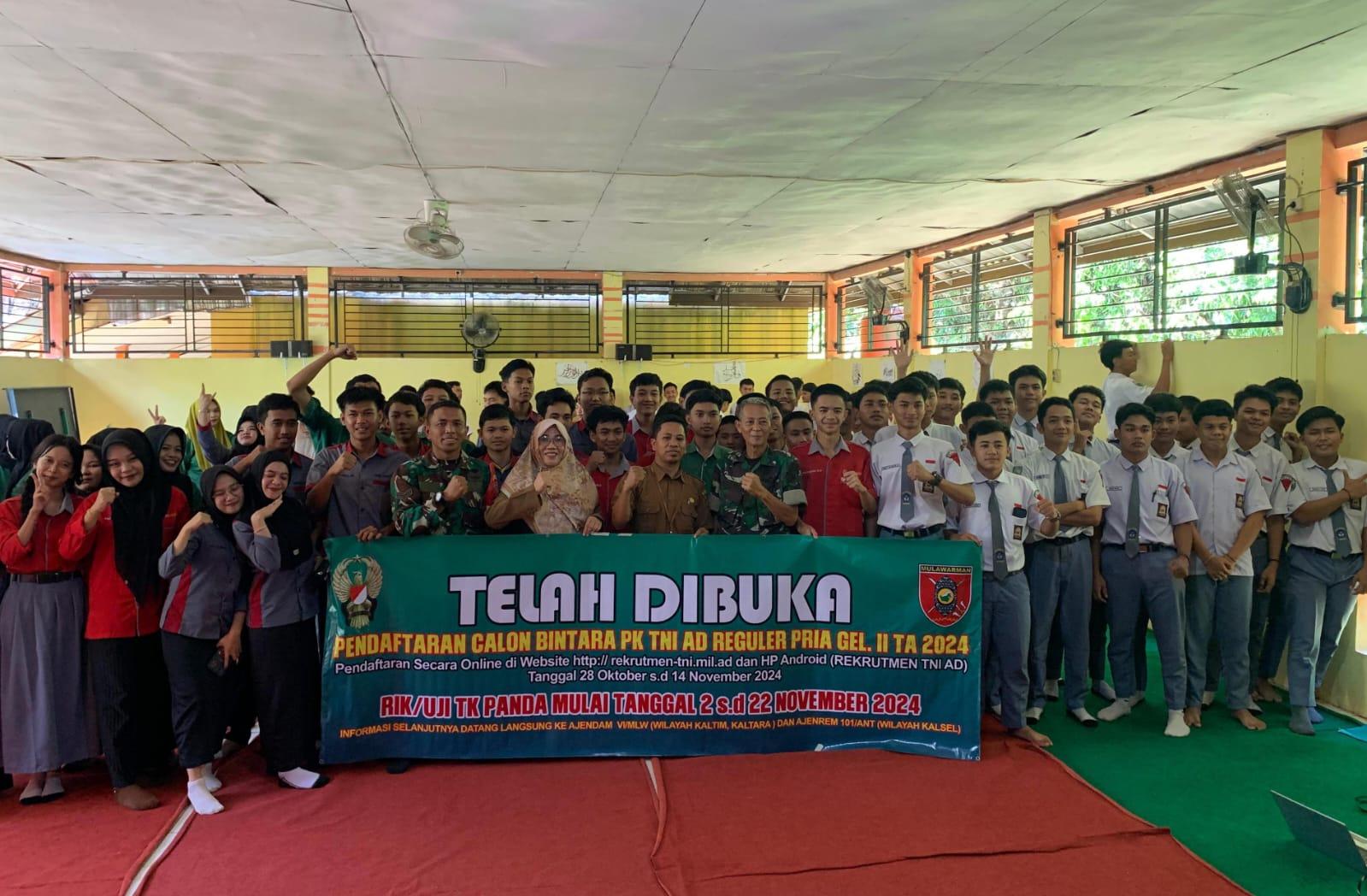 Anggota Koramil 1001-02/Paringin menggelar sesi foto bersama di kegiatan sosialisasi Penerimaan Bintara TNI AD Gelombang II Tahun 2024 di Aula Sekolah SMK Negeri 1 Paringin, Balangan. Foto: Pendim 1002/HSU-Balangan