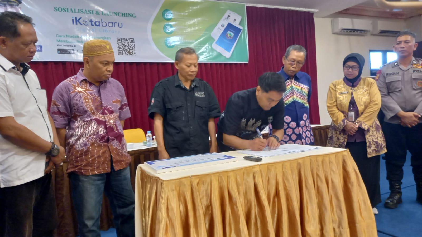 Disperpus dan Arsip Kotabaru launching digital library Perpustakaan i-Kotabaru bersama pengurus/pengelola perpustakaan se-Kotabaru. Foto: Putri Hilang/lenterakalimantan.com