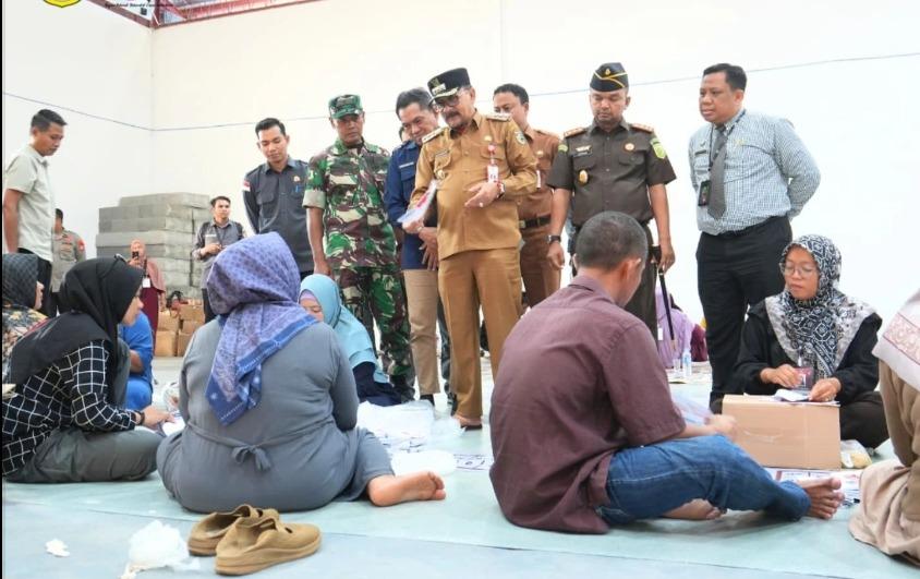 Peninjauan surat suara oleh Pj Bupati Syamsir dan Forkopimda Tala. Foto: Diskominfo Tala