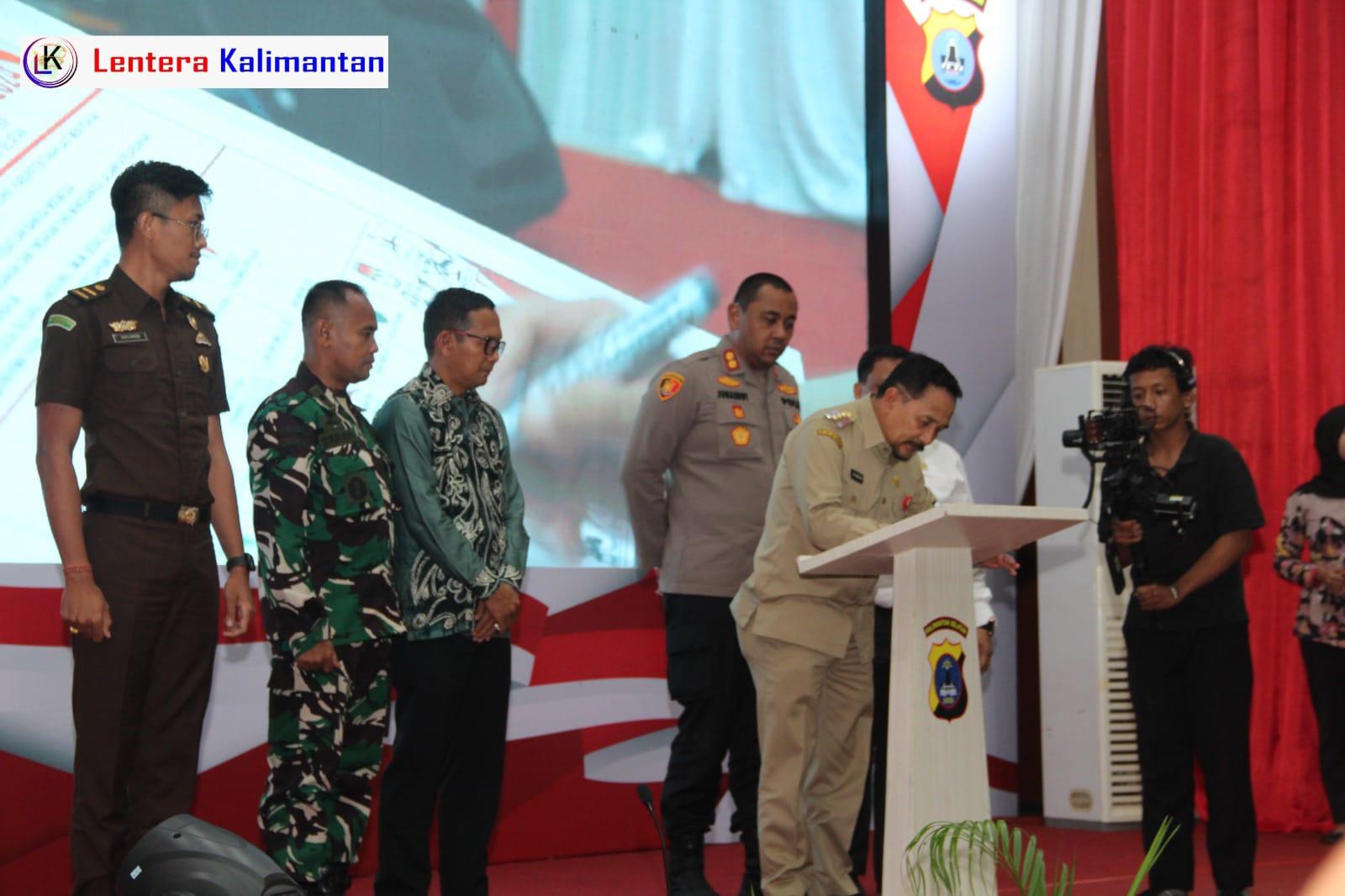 Deklarasi Damai Pilkada 2024. Acara tersebut berlangsung di Gedung Gedung MAN Insan Cendekia Tala, Senin (4/11/2024) malam. Foto dok. Asep/lenterakalimantan.com