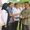 Penyerahan sertifikat program PTSL kepada warga di Kecamatan Kintap. Foto: Diskominfo Tala