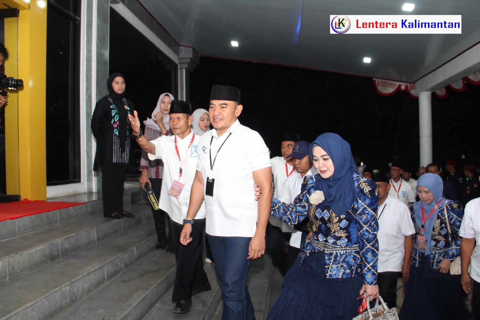 Calon Bupati Tala, H. Rahmat Trianto didampingi sang isteri saat menghadiri debat Pemilihan Kepala Daerah calon Bupati-Wakil Bupati Tanah Laut di Balairung Tuntung Pandang, Sabtu (9/11/2024). Foto: Asep/lenterakalimantan.com