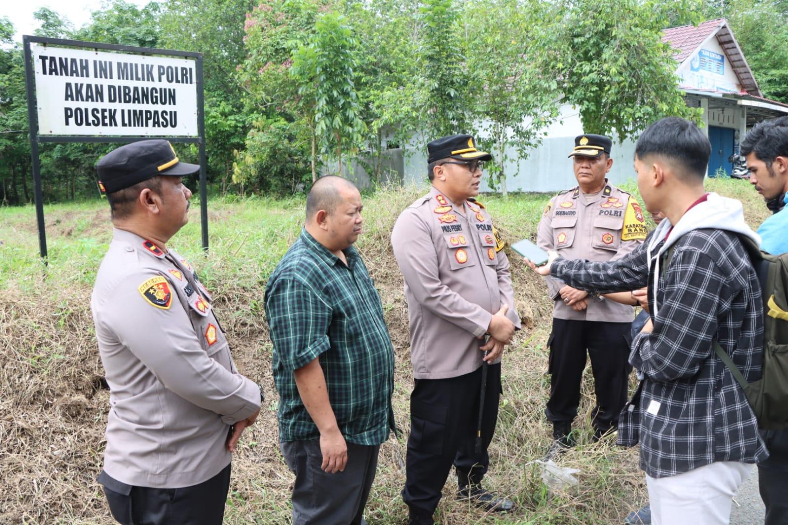 Kapolres HST AKBP Pius X Febry Aceng Loda bersama Wakil Ketua Komisi I DPRD HST Erwin Jecky Silalahi meninjau lokasi rencana pembangunan Polsek Limpasu yang memang dibutuhkan masyarakat. Foto: Hidayat/lenterakalimantan.com