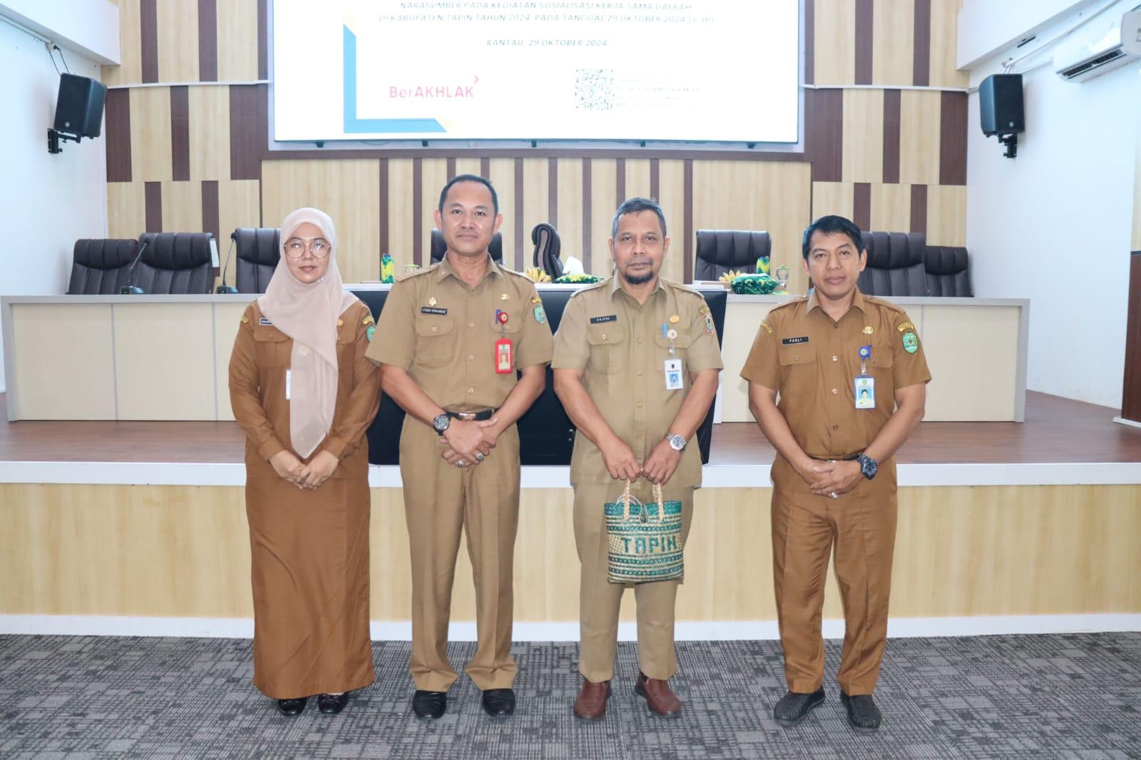 Asisten Administrasi Umum H. Fiqri Irmawan, S.STP membuka kegiatan sosialisasi kerja sama daerah yang diselenggarakan oleh Bagian Pemerintahan Setda Tapin.