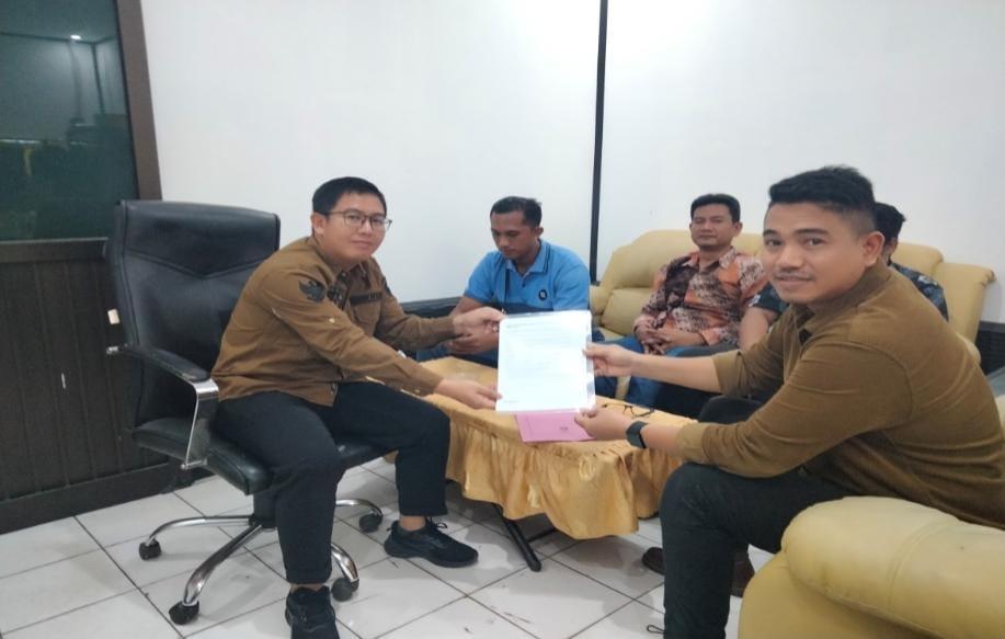 Praktisi Hukum dan Politik Indonesia Agusaputra Wiranto mendatangi Kantor Bawaslu Kotabaru untuk mendesak badan pengawas pemilu menyelidiki dugaan cawe-cawe bupati dan jajaran OPD Kotabaru di Pilkada 2024, Jumat (15/11/2024). Foto: dok. Pribadi