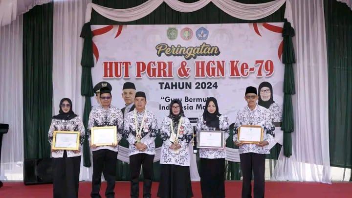 Puncak peringatan Hari Ulang Tahun (HUT) Persatuan Guru Republik Indonesia (PGRI) ke-79 dan Hari Guru Nasional 2024, Kepala Dinas Pendidikan Kabupaten Tapin, Hj. Irnawati, S.Pd., MM., mempersembahkan sebuah puisi penuh makna yang didedikasikan untuk seluruh guru di Indonesia