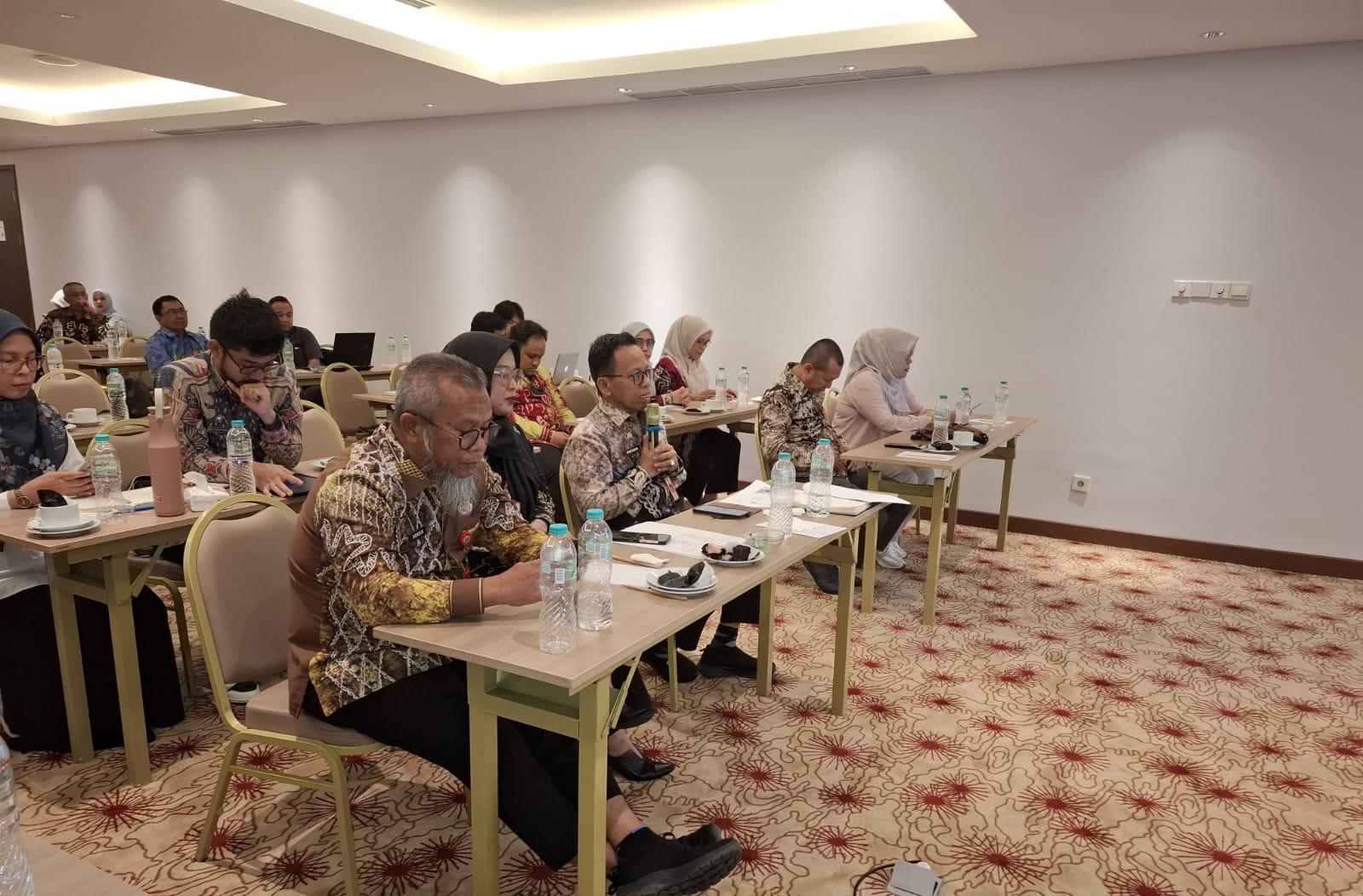 PLT Kepala Dinas Sosial Tapin H Syafrudin SIP MM saat pemaparan program E-Tapin Mesra pada evaluasi atas penilaian evaluasi penyelenggaraan statistik sektoral tahun 2024.