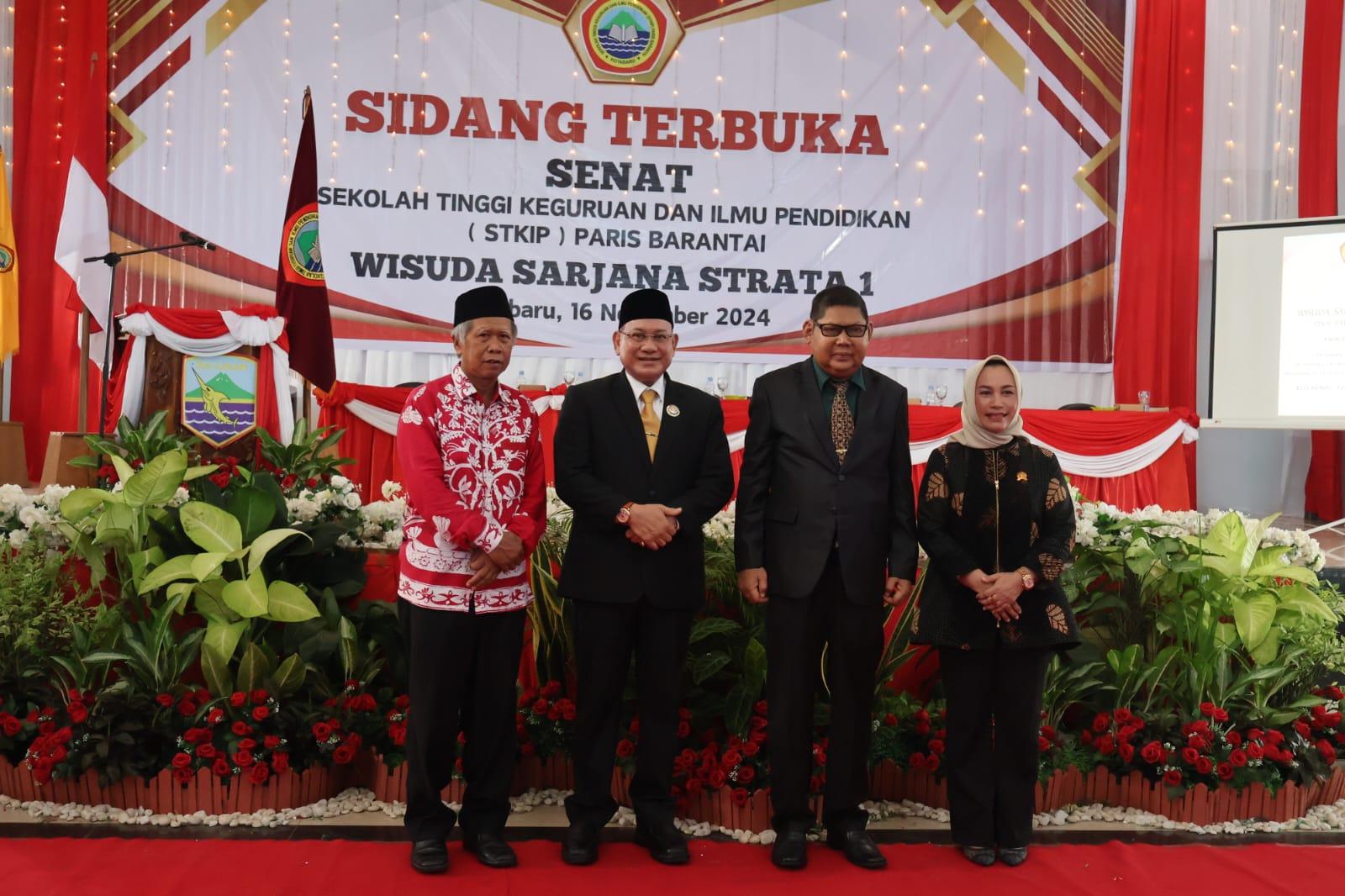 Bupati Kotabaru Sated Jafar sata menghadiri wisuda STKIP Paris Berantai bersama Guru besar Unlam Banjarmasin.