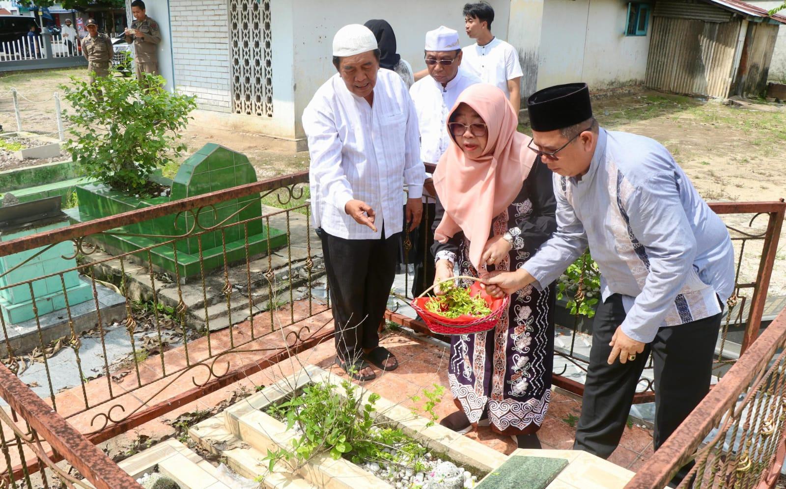 Pj Bupati Tabalong, Hj Hamida Munawarah bersama jajaran menziarahi makam Bupati Tabalong terdahulu. Foto: Humas Prokopim