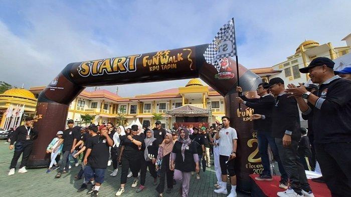 Ratusan masyarakat memadati halaman Sekretariat KPU Tapin pada Minggu (17/11/2024)