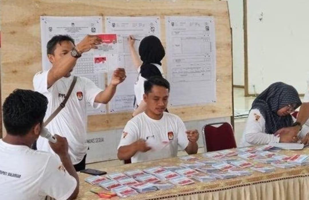 Proses penghitungan di TPS 07 SKB Balangan, di mana Calon Bupati Abdul Hadi mendapatkan suara terbanyak dibanding pesaingnya yakni kotak kosong. Foto: Istimewa
