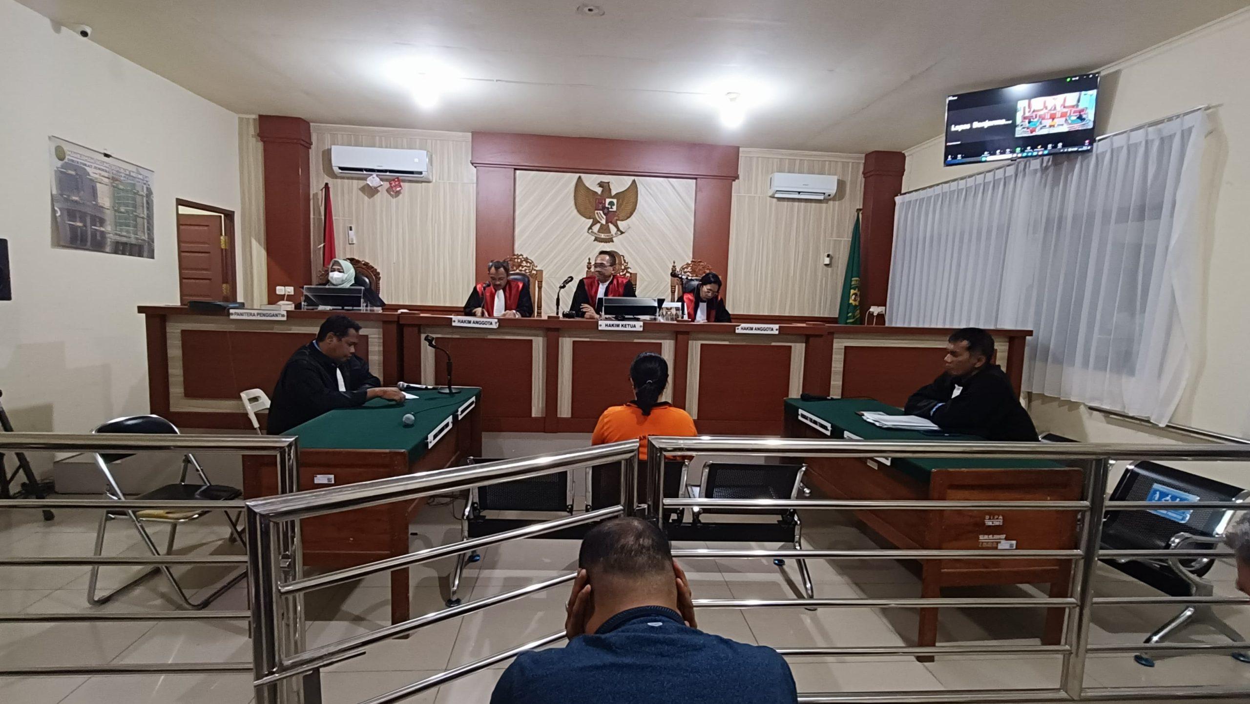 Teks foto : Betty Sepriyanti Simatupang terdakwa kasus penggelapan saat mendengarkan pembacaan putusan oleh majelis hakim Pengadilan Negeri Banjarmasin