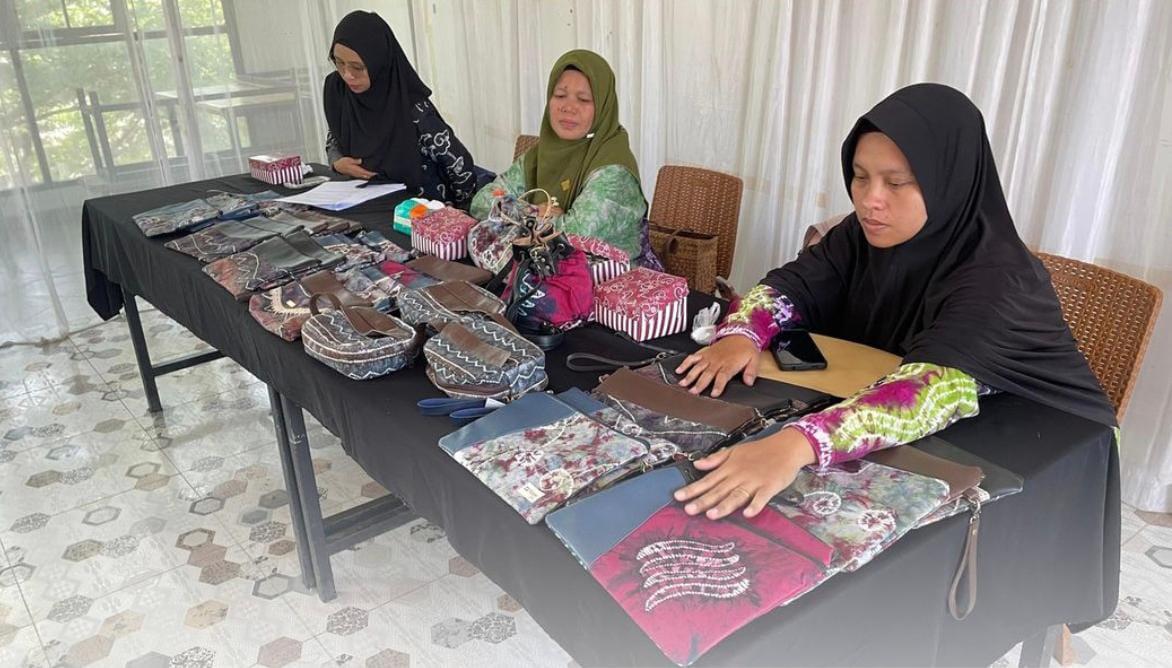 Dinas Perdagangan HST menggelar pelatihan pembuatan tas kombinasi kulit dan sasirangan bagi IKM. Foto: Dinas Perdagangan HST