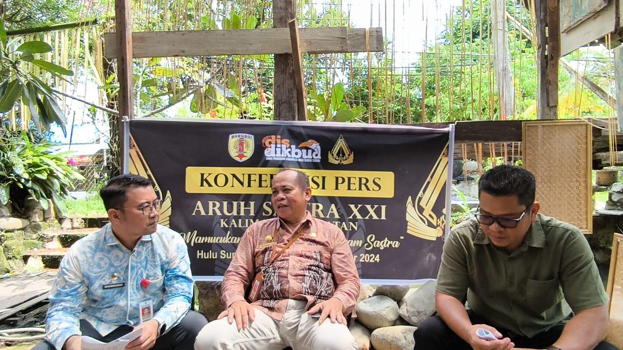 Sekretaris Daerah HST H Muhammad Yani saat menggelar konferensi pers kesiapan kegiatan Aruh Sastra Kalsel XXI. Foto Hidayat/lenterakalimantan.com