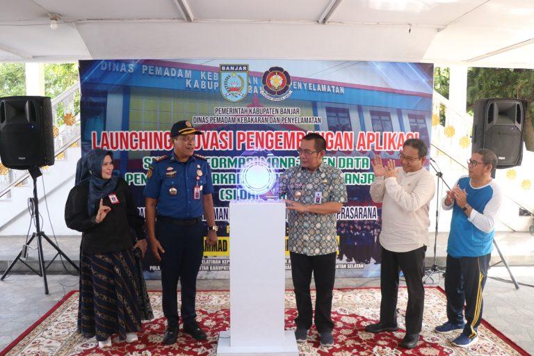 Pjs Bupati Banjar Akhmad Fydayeen resmi melaunching (meluncurkan) Pengembangan Aplikasi Sistem Informasi Manajemen Data Pemadam Kebakaran (SI Damkar), di halaman Mahligai Sultan Adam Martapura, Jumat (15/11/2024) pagi. Foto: Pemkab Banjar