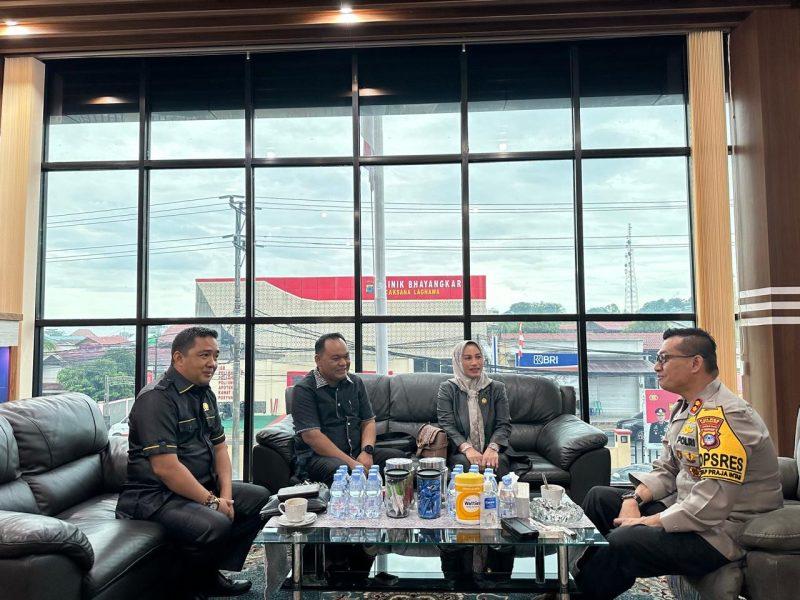Ketua dewan, Suwanti pimpin kunjungan ke Mapolres Kotabaru guna perkuat sinergi jelang Pilkada 2024 Kotabaru. Foto: Humas DPRD Kotabaru