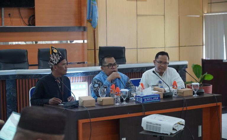 Plt Asisten Pemerintahan dan Kesra, Ahmad Zulyadaini berharap kepada penerima dapat menyusun laporan sebagai pertanggungjawaban dana hibah tahun 2024 dengan baik, tepat waktu dan sesuai dengan ketentuan yang berlaku. Foto: Pemkab Banjar