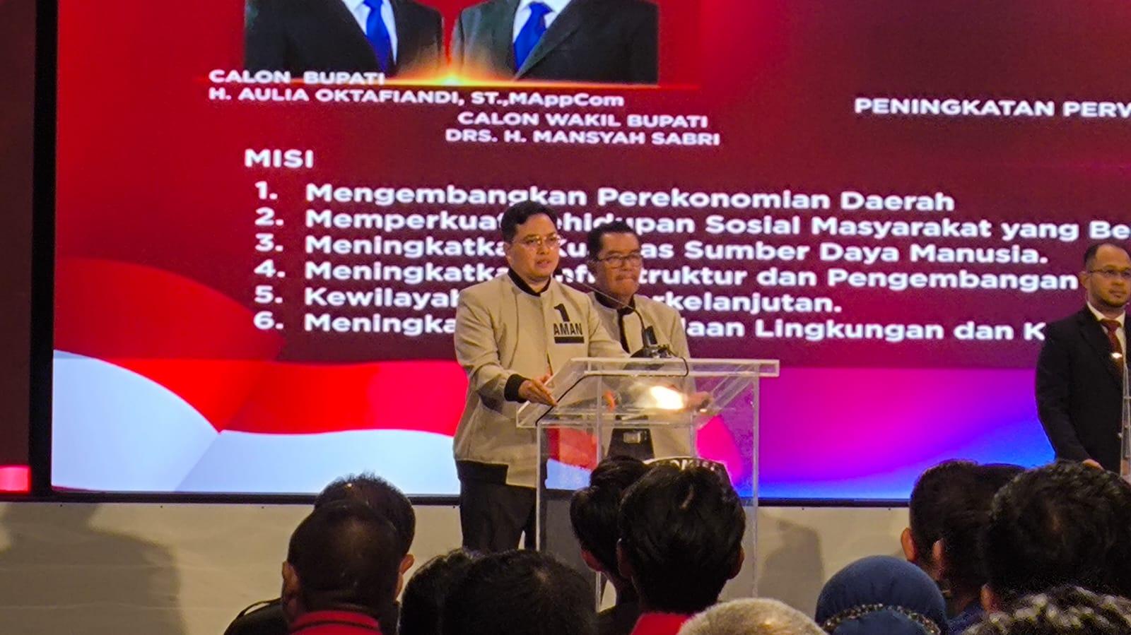 Calon Bupati-Wakil Bupati HST, Aulia Oktafiandi-Mansyah Sabri saat melaksanakan debat perdana Pilkada dengan tema meningkatkan kesejahteraan masyarakat. Foto: Hidayat/lenterakalimantan.com