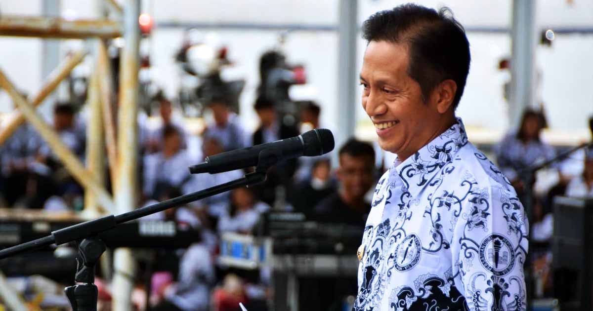 Pj Bupati Barito Utara saat memberikan sambutan pada acara syukuran peringatan HUT PGRI Ke-79 dan HGN tahun 2024, Kamis (10/10/2024).