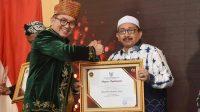 Wakil Bupati Banjar Said Idrus Al Habsyi terima penghargaan INAGARA Award. Foto: MC Banjar