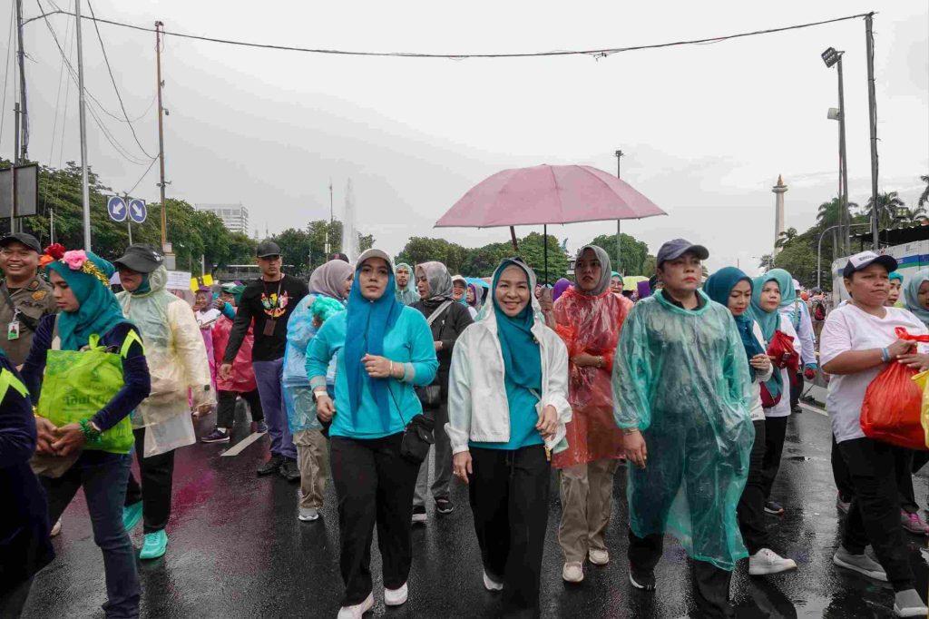 Plt Ketua TP PKK Kalsel Hj Fathul Jannah Ikuti Fun Walk dan Fun Run Bersama Kader PKK dan Posyandu Se-Indonesia. Foto: Adpim Kalsel