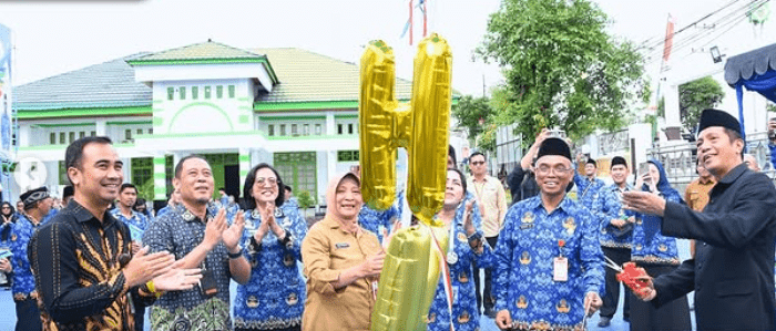 Pj Bupati Barito Utara, Drs Muhlis bersama para tamu undangan melepaskan balon ke udara pada peringatan Hari Kesehatan nasional ke-60, Selasa (12/11/2024). Foto: Diskominfosandi Barut