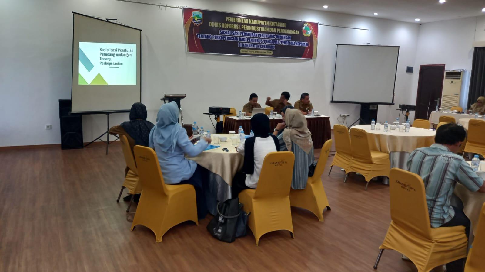 Sosialisasi perundang-undangan koperasi dibuka Kabid Koperasi Dinas Koperindag Yusup Palintang di Lantai 5 Hotel GS Kotabaru. Foto: Putri/lenterkalimantan.com