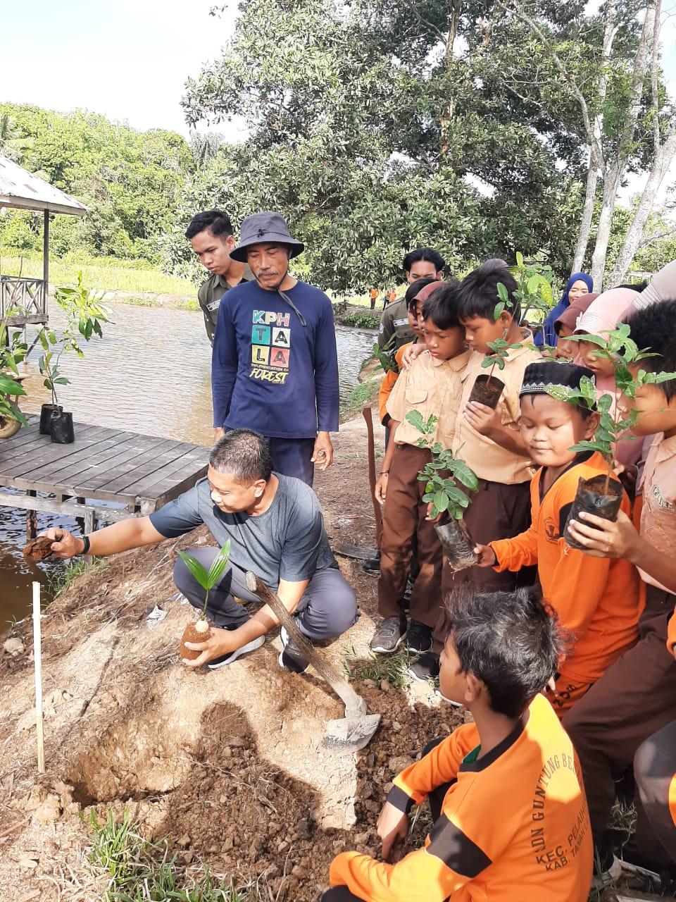KLHK melakukan kunjungan ke lokasi penanaman pohon dalam Program Climate Innovation Generation Program (CIGPRO) di Desa Guntung Besar, Kecamatan Pelaihari, Kabupaten Tanah Laut, Kalimantan Selatan. Foto: Istimewa