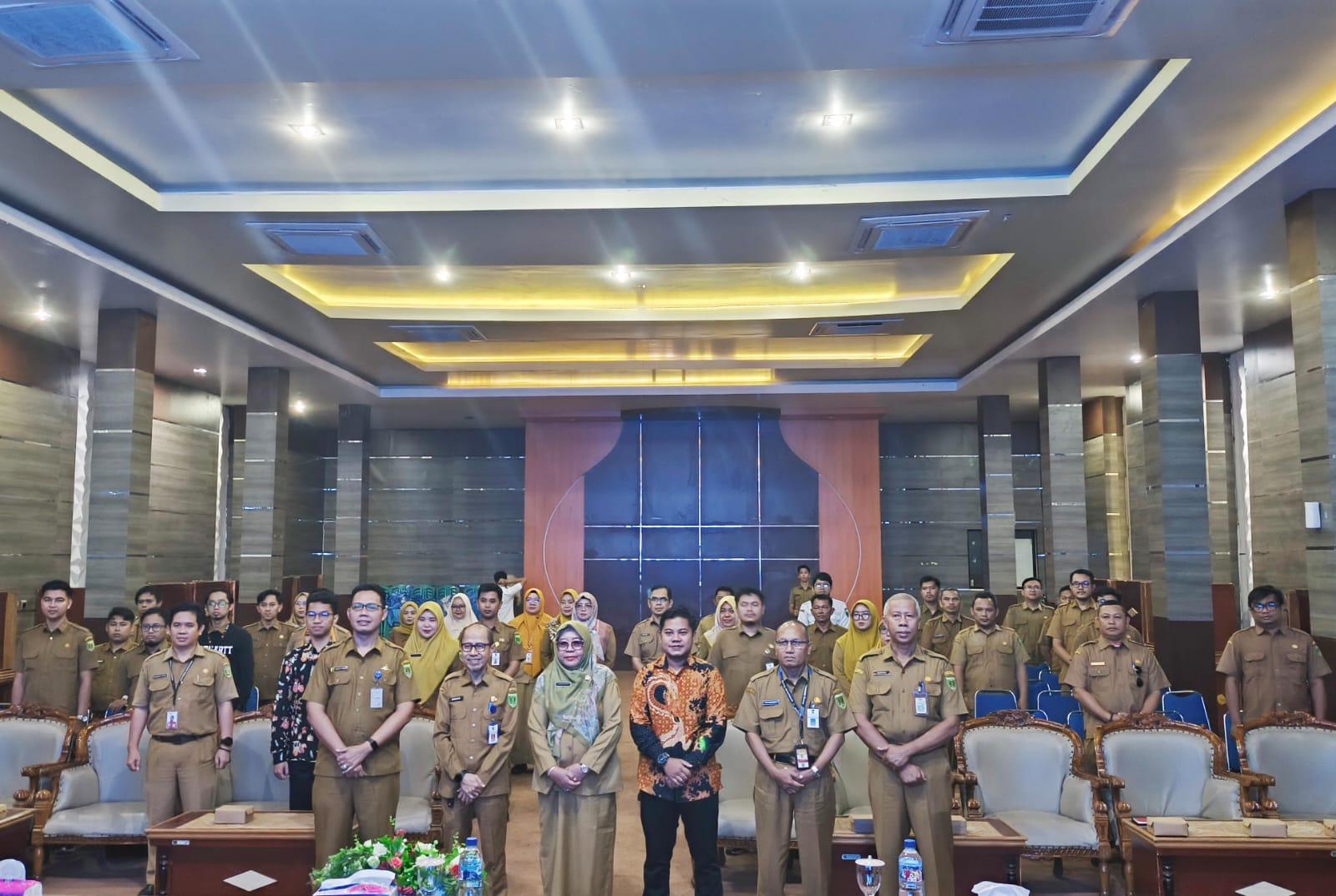 Teks foto Peserta kegiatan sosialisasi manajemen keamanan informasi dan penanganan insiden siber foto bersama. Foto: JM/lenterakalimantan.com