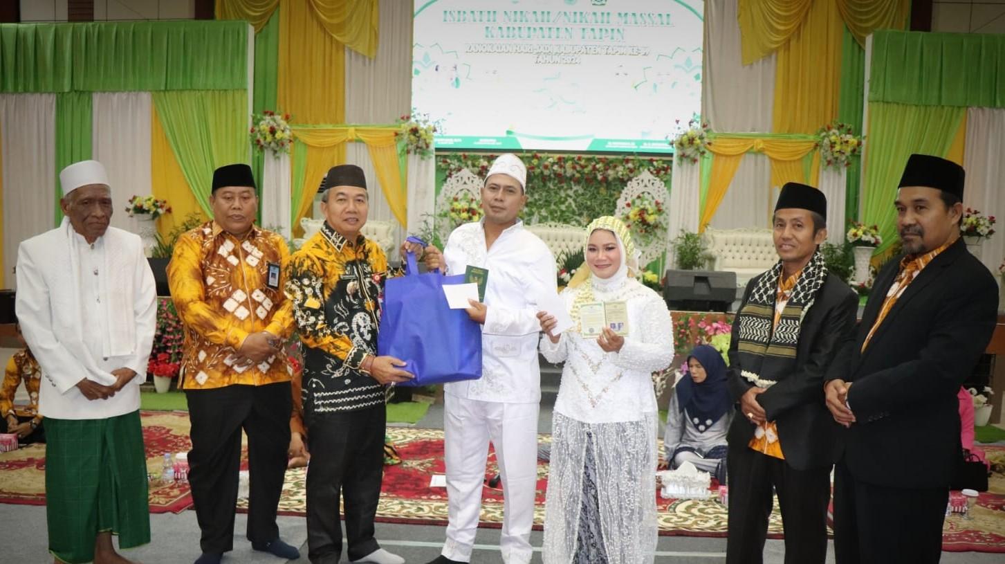 Pemkab Tapin bekerjasama dengan Kemenag Kabupaten Tapin menggelar nikah massal di Gedung Galuh Bastari, Selasa (3/12/2024).
