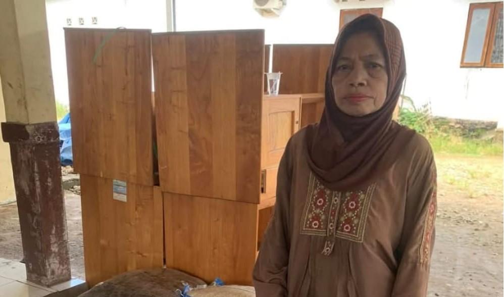 Salah seorang warga setempat, usai menerima sejumlah bantuan dari kegiatan program ketahanan pangan. Foto: Windi/lenterakalimantan.com
