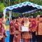 Penjabat Bupati Tabalong, Hj Hamida Munawarah menyerahkan penghargaan bersama Plt Gubernur Kalsel H Muhidin. Foto: JM/lenterakalimantan.com
