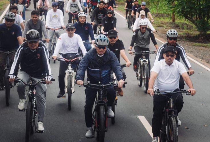 Plt Gubernur Kalimantan Selatan (Kalsel), H Muhidin melakukan gowes bergembira bersama pegawai lingkup Pemerintah Provinsi (Pemprov) Kalsel, bertempat di Kantor Gubernur di Banjarbaru, Jum’at (6/11/2024). Foto: Pemprov Kalsel