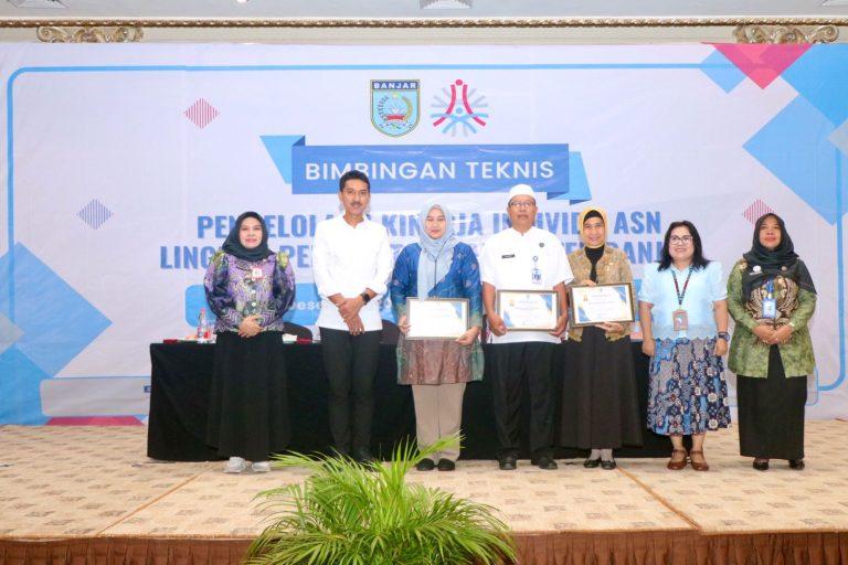 Bupati Banjar H Saidi Mansyur saat membuka Bimbingan Teknis (Bimtek) Pengelolaan Kinerja Pegawai ASN lingkup Pemerintah Kabupaten Banjar di Ballroom Hotel Grand Qin, Banjarbaru Jum’at (6/12/2024) pagi. Foto: Pemkab Banjar