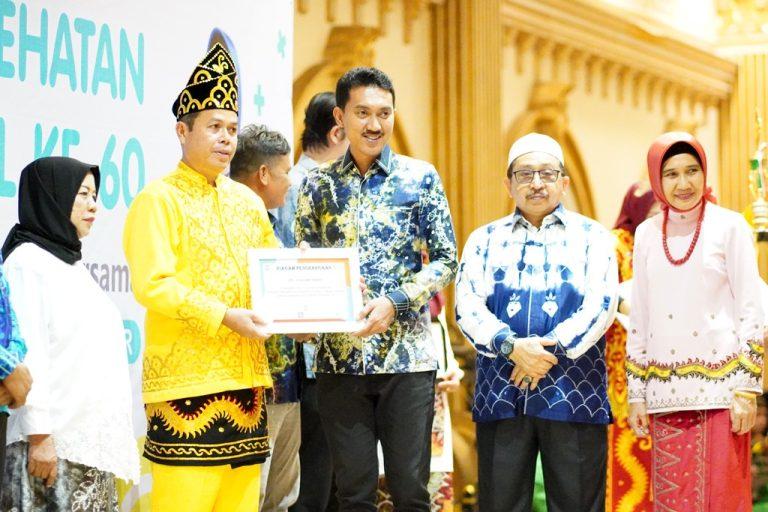 Puncak peringatan Hari Kesehatan Nasional ke-60 tahun 2024 mengusung tema “Gerak Bersama, Sehat Bersama” digelar di Hotel Grand Qin, Banjarbaru, Jum’at (6/12/2024) malam. Foto: Pemkab Banjar