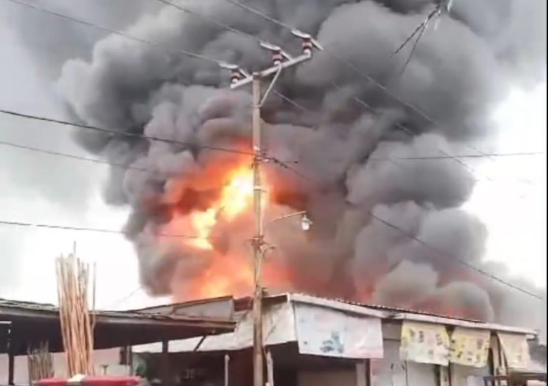 Kebakaran di Jalan Pemurus RT. 9 hanguskan 2 rumah dan 4 kios. Foto: @infobanua