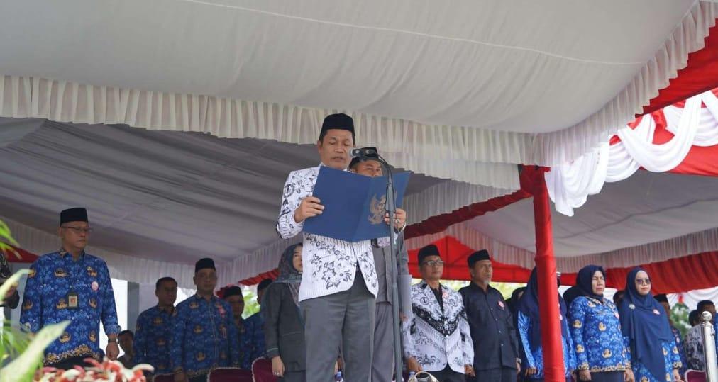 Bupati Balangan Abdul Hadi membacakan amanat saat Upacara Peringatan HUT ke-79 PGRI di Halaman Pemkab setempat, Paringin Selatan. Foto: Windi/lenterakalimantan.com