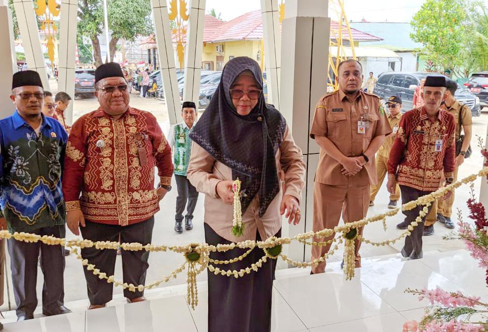 Pj Bupati Tabalong, Hj Hamida Munawarah memotong pita peresmian Kantor Kecamatan Kelua. Foto: JM/lenterakalimantan.com
