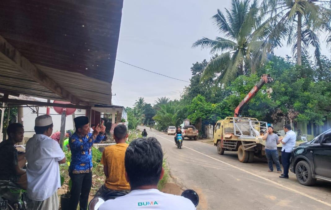 Kepala Dinas Perhubungan (Kadishub) Balangan, Musa Abdullah bersama jajaran melakukan monitoring di sejumlah titik, untuk memastikan program Balangan Terang berjalan secara optimal. Foto: Dishub Balangan