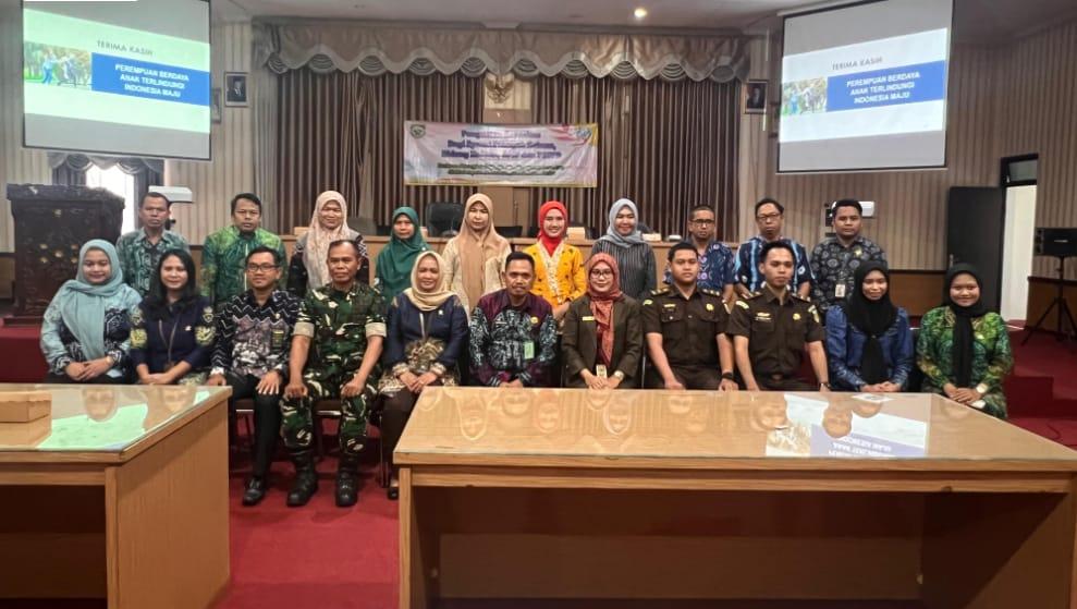 Usai kegiatan penguatan kapasitas aparatur pemerintah dalam Pengarusutamaan Gender di Kabupaten Balangan, sejumlah pihak melakukan sesi foto bersama di Aula Benteng Tundakan, Paringin Selatan. Foto: MC Balangan
