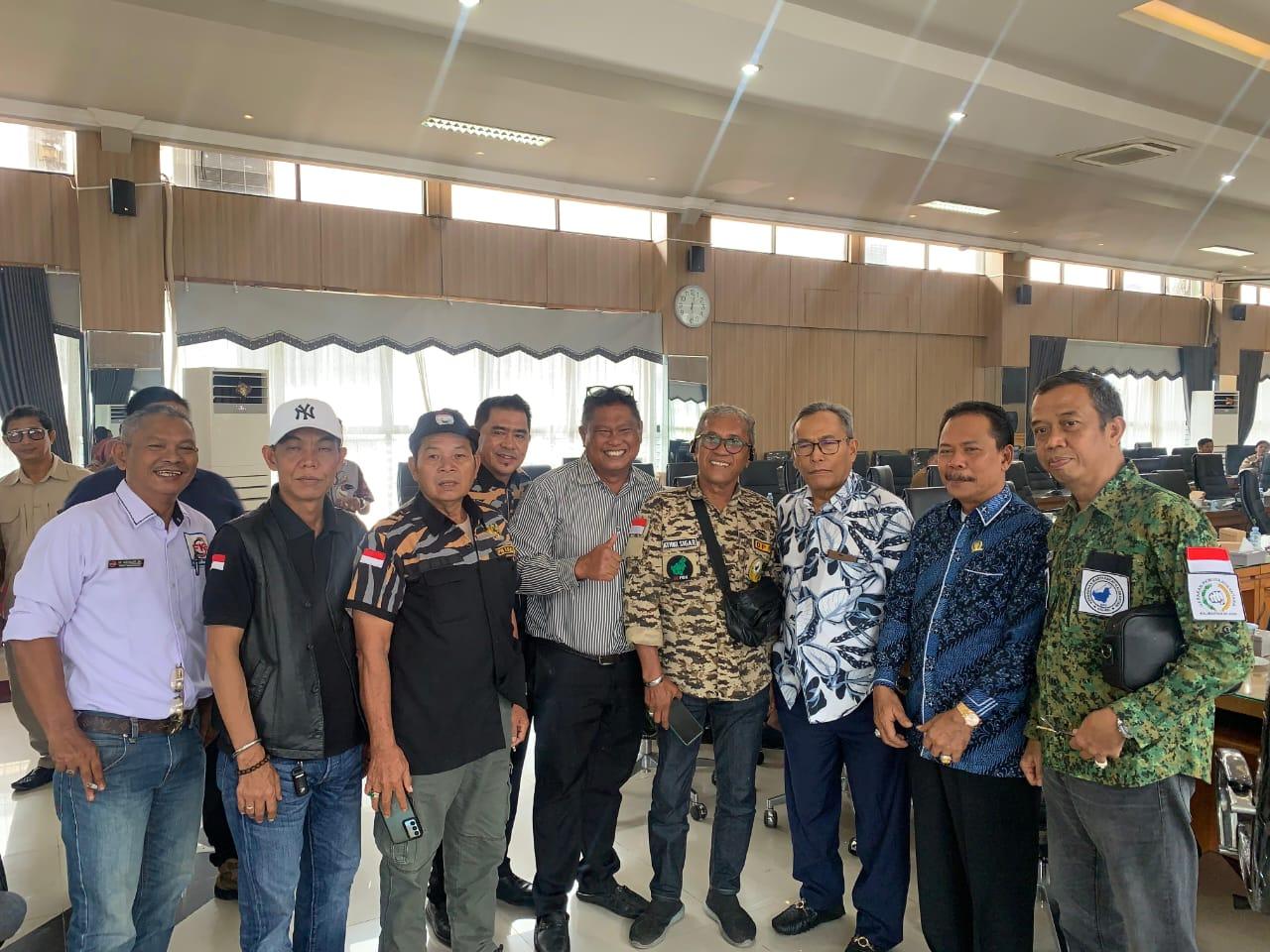 Komisi II DPRD Kalimantan Selatan (Kalsel) menerima audiensi Forum Kota Banjarmasin bersama sejumlah LSM lainnya di Ruang Rapat HM Ismail Abdullah Gedung B Lantai 4 DPRD Kalsel di Jalan Lambung Mangkurat Banjarmasin, Selasa (17/12/2024). Foto: Ikhsan/lenterakalimantan.com