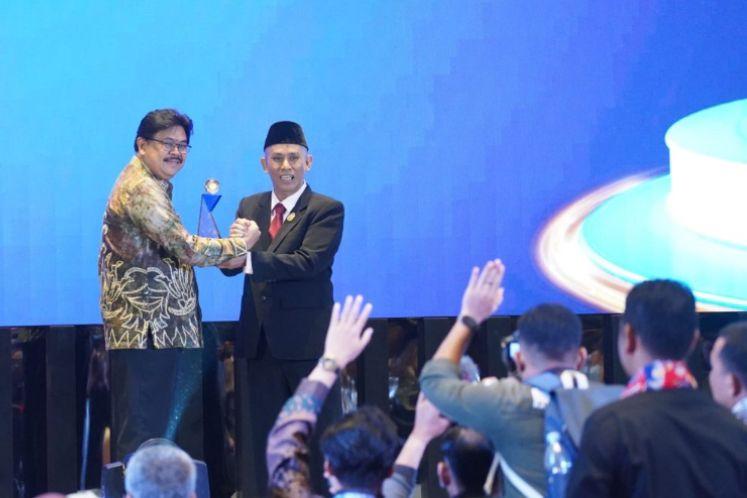 Kepala Dinas Komunikasi dan Informatika (Diskominfo) Kalsel, Muhammad Muslim menerima penghargaan pada acara Malam Anugerah Keterbukaan Informasi Publik 2024 yang diselenggarakan oleh Komisi Informasi Pusat dan Kementerian Komunikasi dan Digital (Komdigi) RI, di Movenpick Hotel, Pecenongan, Jakarta Pusat, Selasa (17/12) malam. Foto: Diskominfo Kalsel