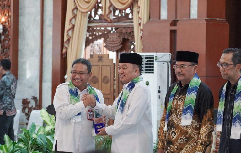 Pemerintah Kabupaten Banjar menerima DIPA dan TKD melalui Sekda Banjar HM Hilman yang diserahkan secara simbolis Gubernur Kalsel H Muhidin didampingi Ketua DPRD Provinsi Kalsel H Supian HK dan Kepala Kantor Wilayah Ditjen Perbendaharaan Kalsel Syafriadi, Rabu (18/12/2024). Foto: Pemkab Banjar