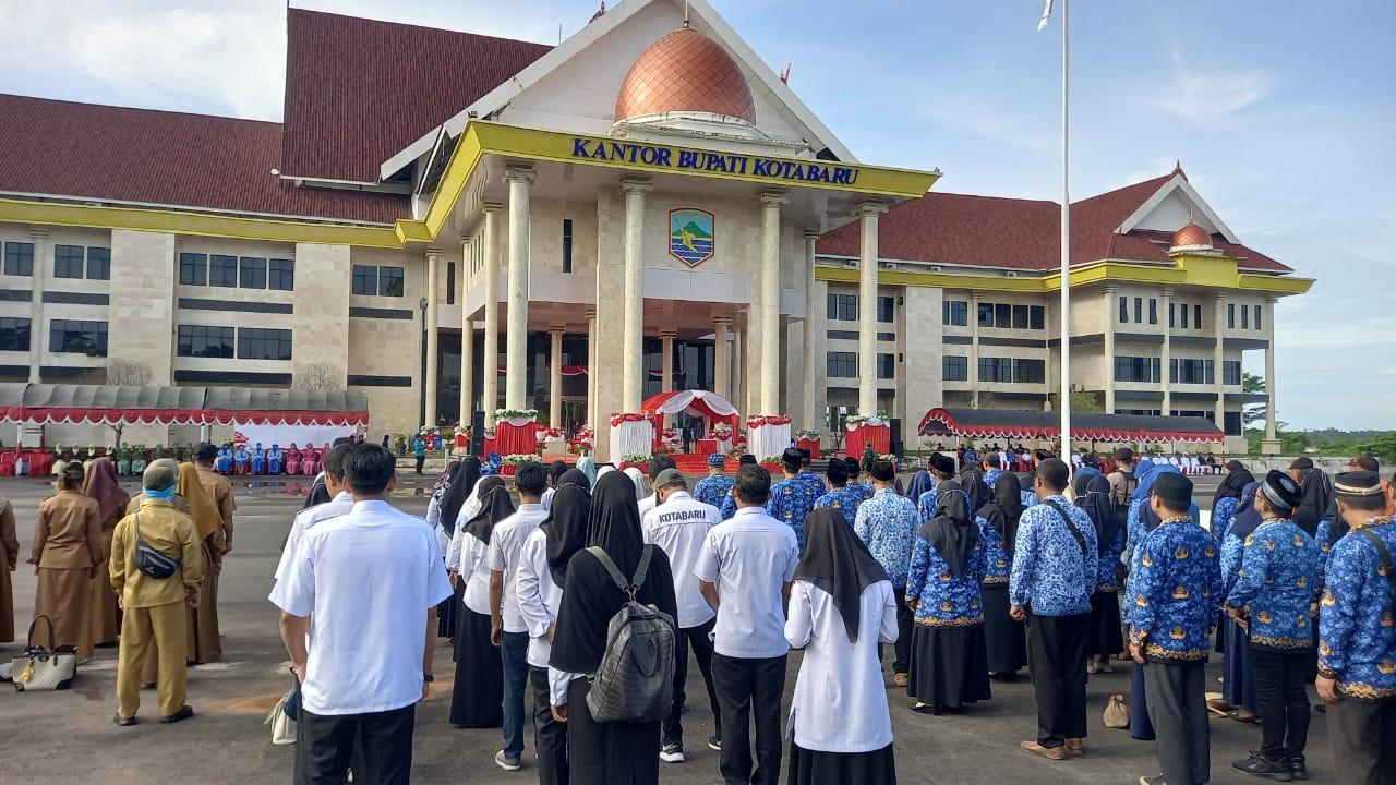 Peringatan Hari Bela Negara yang dilaksanakan di halaman kantor Bupati Kotabaru, Sebelimbingan. Foto: Putri/lenterakalimantan.com