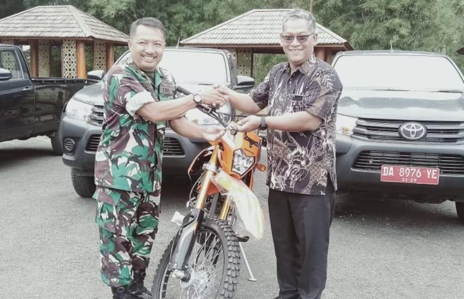 Atas nama Pemkab Balangan, Setda Sutikno, menyerahkan sejumlah mobil-motor kepada Kodim 1001/HSU-BLG, melalui Perwira Penghubung Kapten Inf Suroto, di Halaman Bupati Balangan. Foto: Istimewa