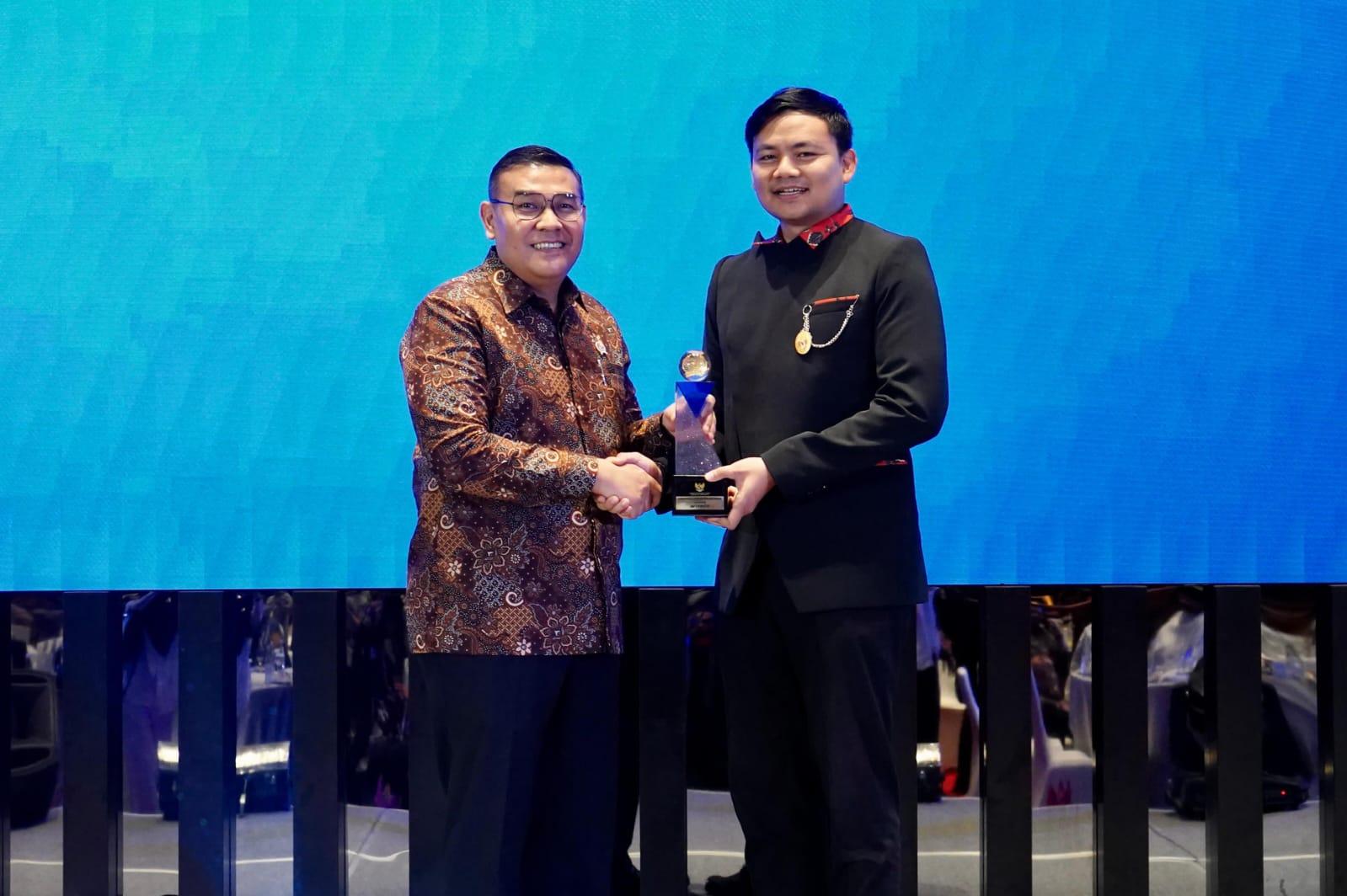 Wakil Menteri ATR/Wakil Kepala BPN, Ossy Dermawan terima penganugerahan sebagai Badan Publik Informatif, Selasa (17/12/2024). Foto: Humas Kementerian ATR/BPN