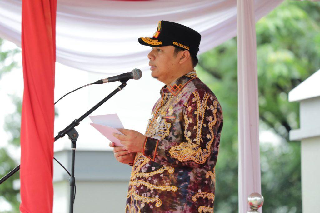 Sekretaris Daerah (Sekda) Kalsel Roy Rizali Anwar memimpin upacara Peringatan Hari Bela Negara Ke-76 Tingkat Provinsi Kalsel 2024 di halaman Kantor Gubernur Kalsel, Kamis (19/12/2024) pagi. Foto: Pemprov Kalsel