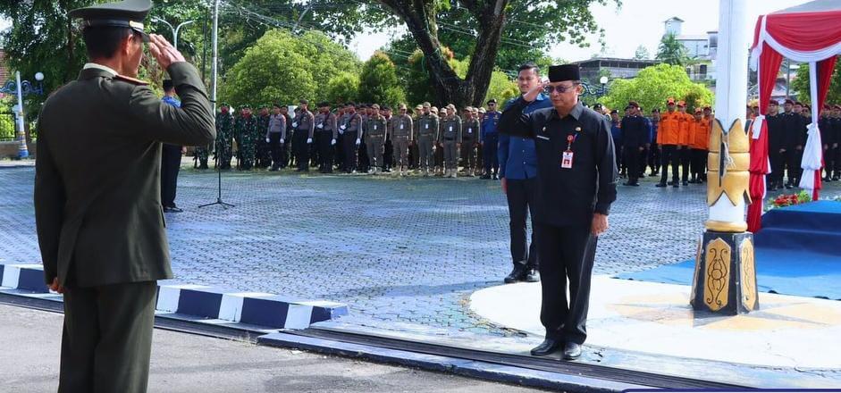 Pj Sekretaris Daerah Barito Utara, Jufriansyah jadi inspektur upacara peringatan Hari Bela Negara ke-76 di halaman kantor Bupati Barito Utara, Kamis (19/12/2024). Foto: Humas Pemkab Barut